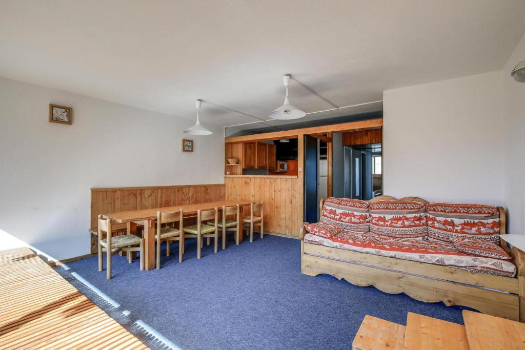 un salon avec un canapé et une table dans l'établissement Residence 3 Arcs - Appartement 3 pièces 7 personnes à Arc 1600 proche des pistes et des commerces MAE-1873, à Arc 1600