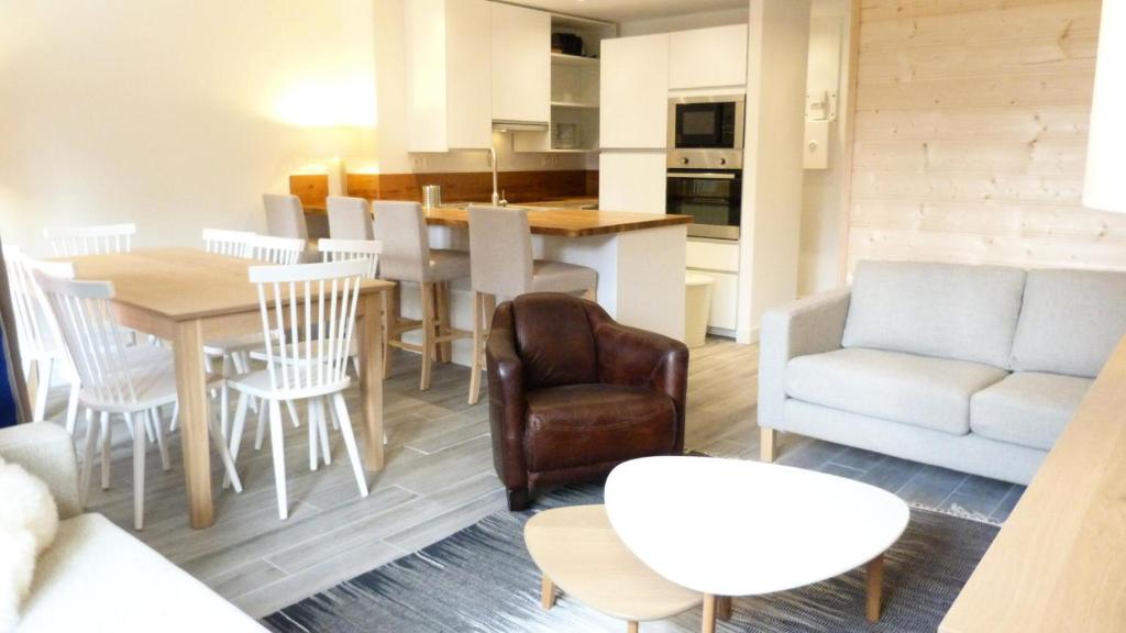 Photo de la galerie de l'établissement Résidence Aiguille Des Glaciers - Appartement 4 pièces entièrement rénové pour 8 personnes au coeur de la station d'Arc 1800 dans le village des Villards MAE-1871, à Arc 1800