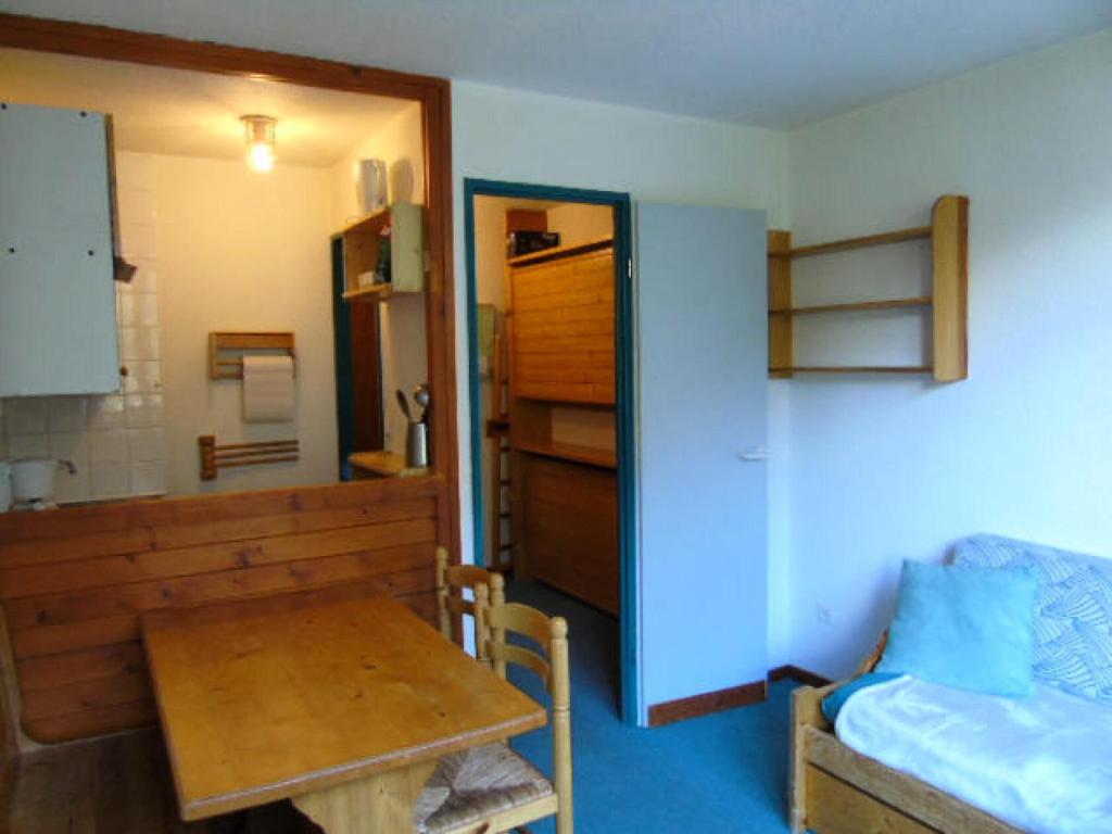 une chambre avec une table et un lit et une chambre avec une table dans l'établissement Résidence Thabor - Studio pour 3 Personnes MAE-6404, à Modane