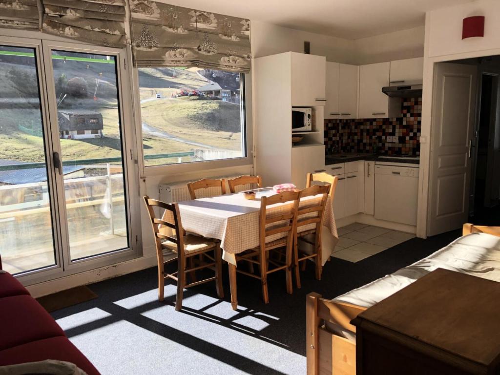 une cuisine et une salle à manger avec une table et des chaises dans l'établissement Résidence PENE MEDAA - 2 Pièces pour 6 Personnes MAE-9024, à Gourette