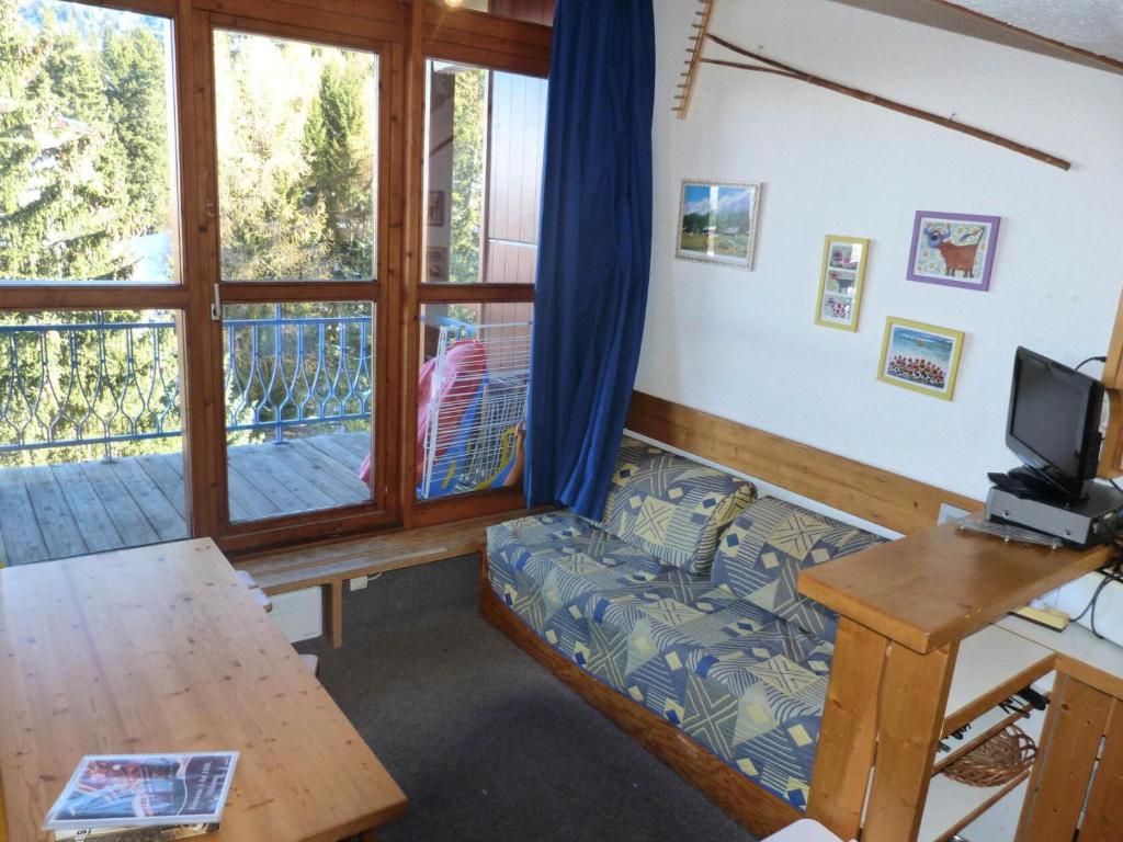 un salon avec un canapé et une fenêtre dans l'établissement Résidence Archeboc - Appartement 5 personnes à Arc 1800 proche des pistes dans le village de Charmettoger MAE-1917, à Arc 1800
