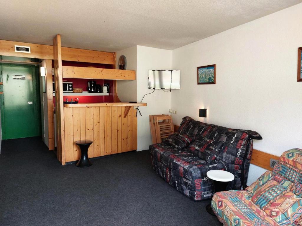 un salon avec un canapé et une table dans l'établissement Résidence Tournavelles - Appartement 2 pièces 5 personnes avec vue sur les pistes, skis aux pieds et des commerces, proche de l'ESF et de la garderie dan MAE-1914, à Arc 1800