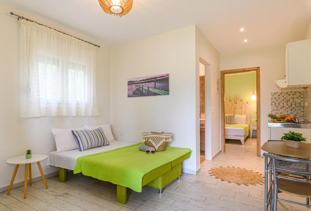 リメナリアにあるLa Verde Apartmentsのリビングルーム(ソファ、緑のオットマン付)