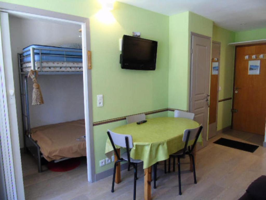 Cette petite chambre comprend une table et des lits superposés. dans l'établissement Résidence Melezets - Studio pour 4 Personnes MAE-2394, à Modane