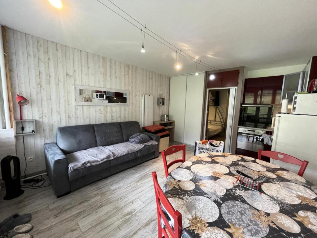 Photo de la galerie de l'établissement Résidence SARRIERE - Studio pour 6 Personnes MAE-3644, à Eaux-Bonnes
