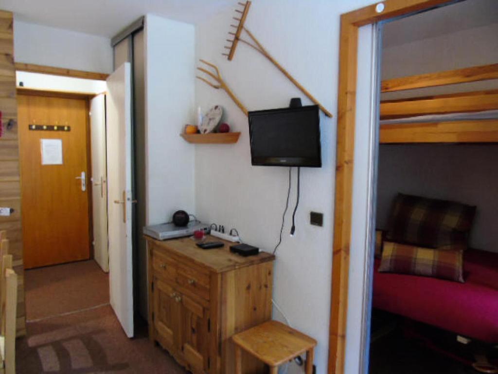 Cette chambre comprend une chambre avec un bureau et une télévision. dans l'établissement Résidence Melezets - Studio pour 4 Personnes MAE-0954, à Modane