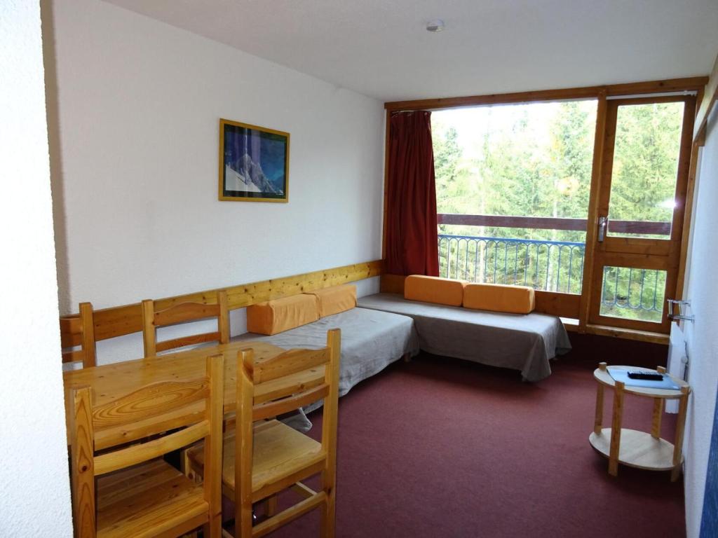 une petite pièce avec un lit et une fenêtre dans l'établissement Résidence Miravidi - Studio 4 personnes, proche des pistes et des commerces, au cœur du village du Charvet à Arc 1800 MAE-1959, à Arc 1800