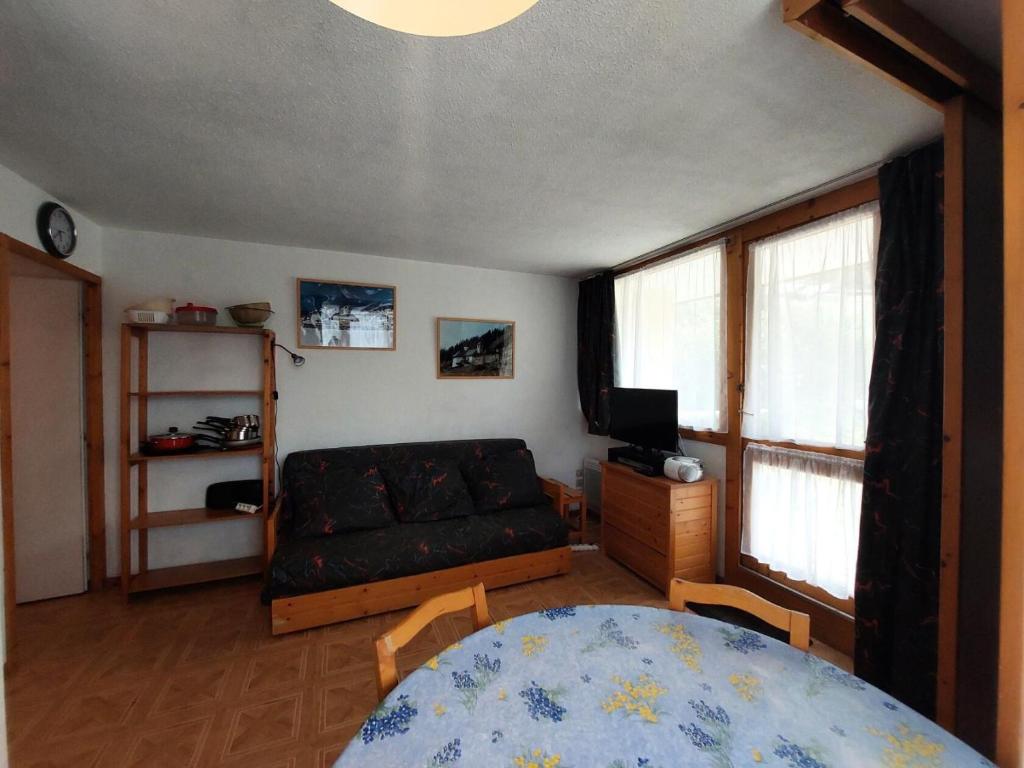 un salon avec un canapé et une table dans l'établissement Résidence Aigle - Jolie studio cabine 4 personnes à vallandry, proche des pistes MAE-1975, à Peisey-Nancroix