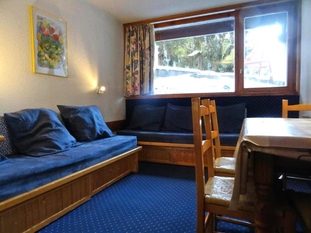 une petite pièce avec un lit et une fenêtre dans l'établissement Résidence Belles Challes - Studio 4 personnes à Arc 1800 skis aux pieds et proche des commerces dans le village du Charvet MAE-1977, à Arc 1800