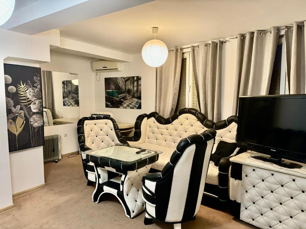 TV a/nebo společenská místnost v ubytování Bali Colosseum Hotel