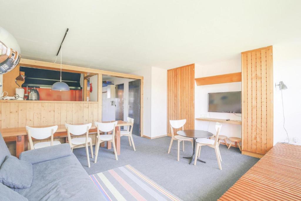 un salon avec un canapé, une table et des chaises dans l'établissement Residence 3 Arcs - Appartement 3 pièces 8 personnes traversant à Arc 1600 proche des pistes et des commerces MAE-2002, à Arc 1600