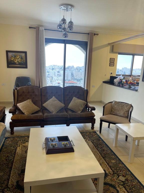 Posezení v ubytování Home away from home with a Beautiful Balcony View 3 bedrooms 2 bathrooms