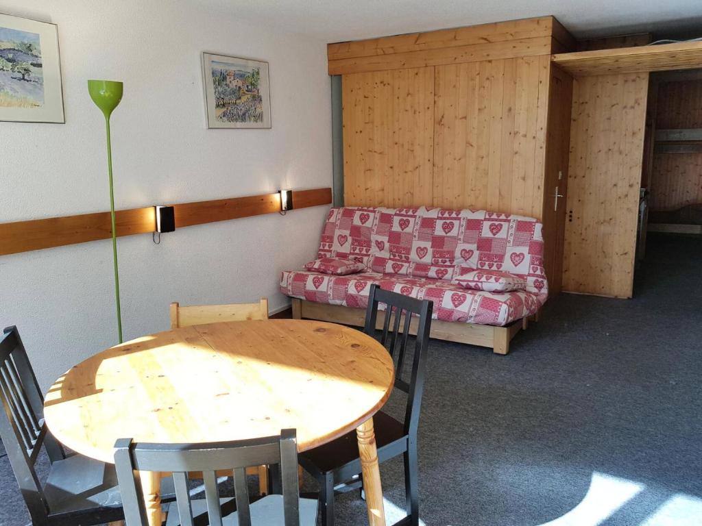 Habitación pequeña con mesa y cama en Résidence Cascade - Studio pour 5 Personnes 59, en Arc 1600