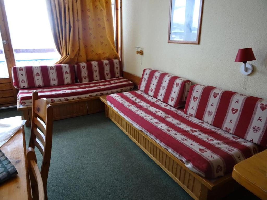 une chambre avec des canapés devant une fenêtre dans l'établissement Résidence Lauzieres - Studio 5 personnes skis aux pieds et proche des commerces dans le village du Charvet à Arc 1800 MAE-2060, à Arc 1800