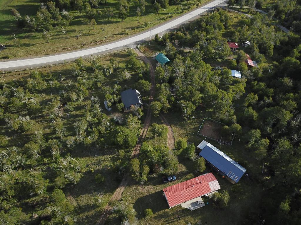 una vista aérea de una granja con una carretera y árboles en QUELEN PATAGONIA, en Villa Cerro Castillo