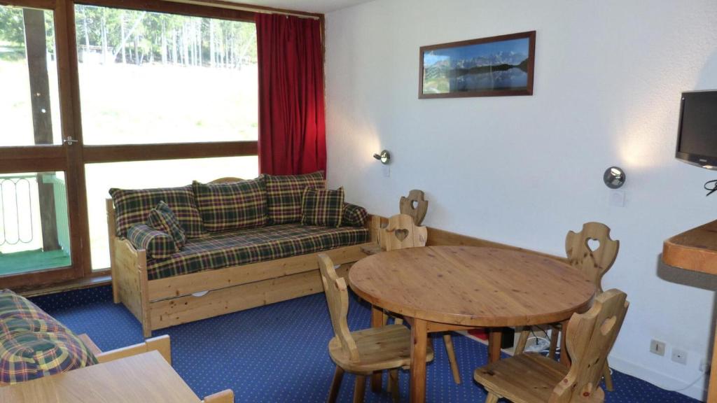 salon ze stołem i kanapą w obiekcie Résidence Tournavelles - Appartement 2 pièces 5 personnes avec vue sur les pistes, skis aux pieds et des commerces, proche de l'ESF et de la garderie dan MAE-2071 w mieście Arc 1800