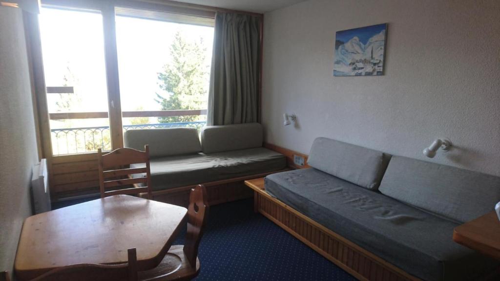 un salon avec un canapé et une table dans l'établissement Résidence Lauzieres - Studio 5 personnes skis aux pieds et proche des commerces dans le village du Charvet à Arc 1800 MAE-2078, à Arc 1800