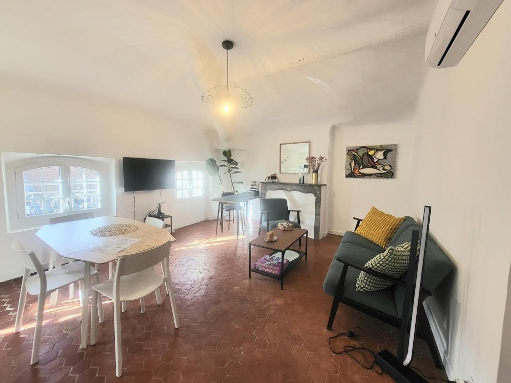 a living room with a table and chairs at Logement au coeur de Marseille, le Stassi in Marseille