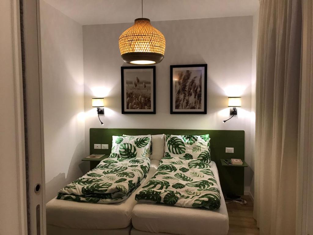 Un dormitorio con una cama con almohadas. en Villa Mazzano, en Riva del Garda