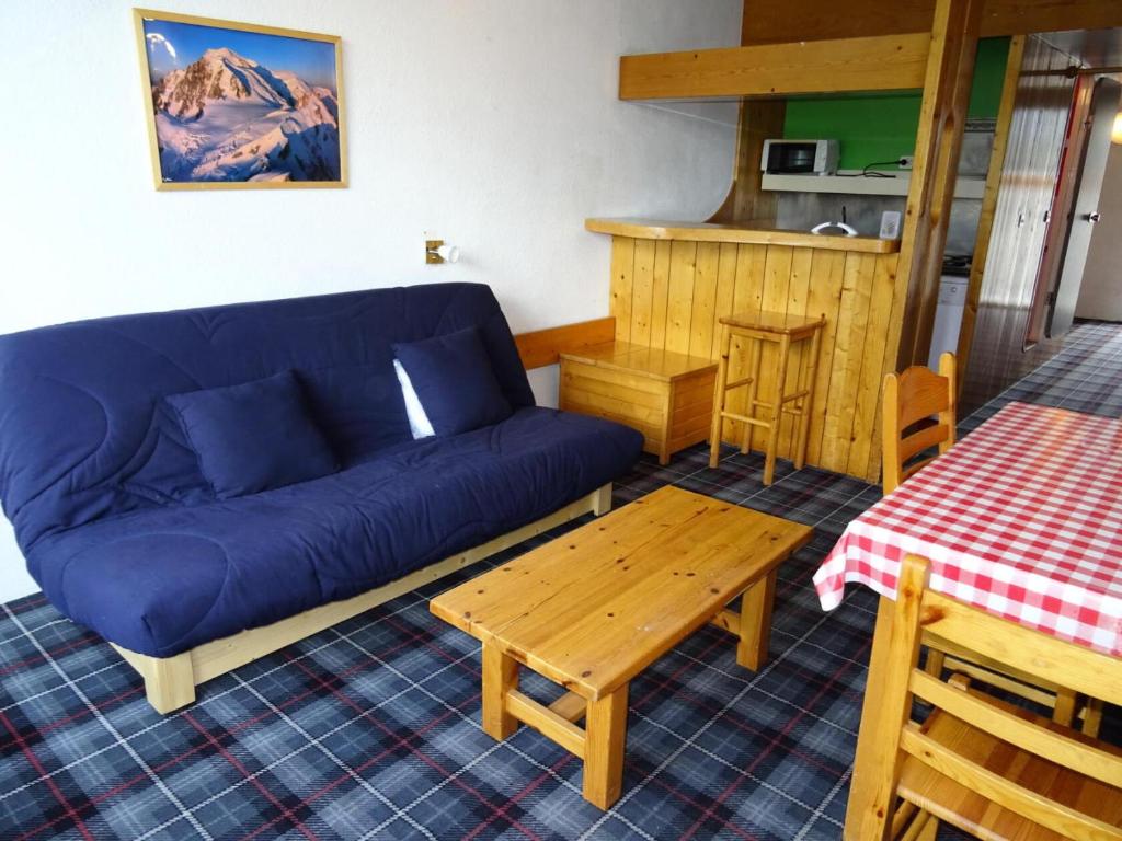 un salon avec un canapé bleu et une table dans l'établissement Résidence Lauzieres - Studio 5 personnes skis aux pieds et proche des commerces dans le village du Charvet à Arc 1800 MAE-2085, à Arc 1800