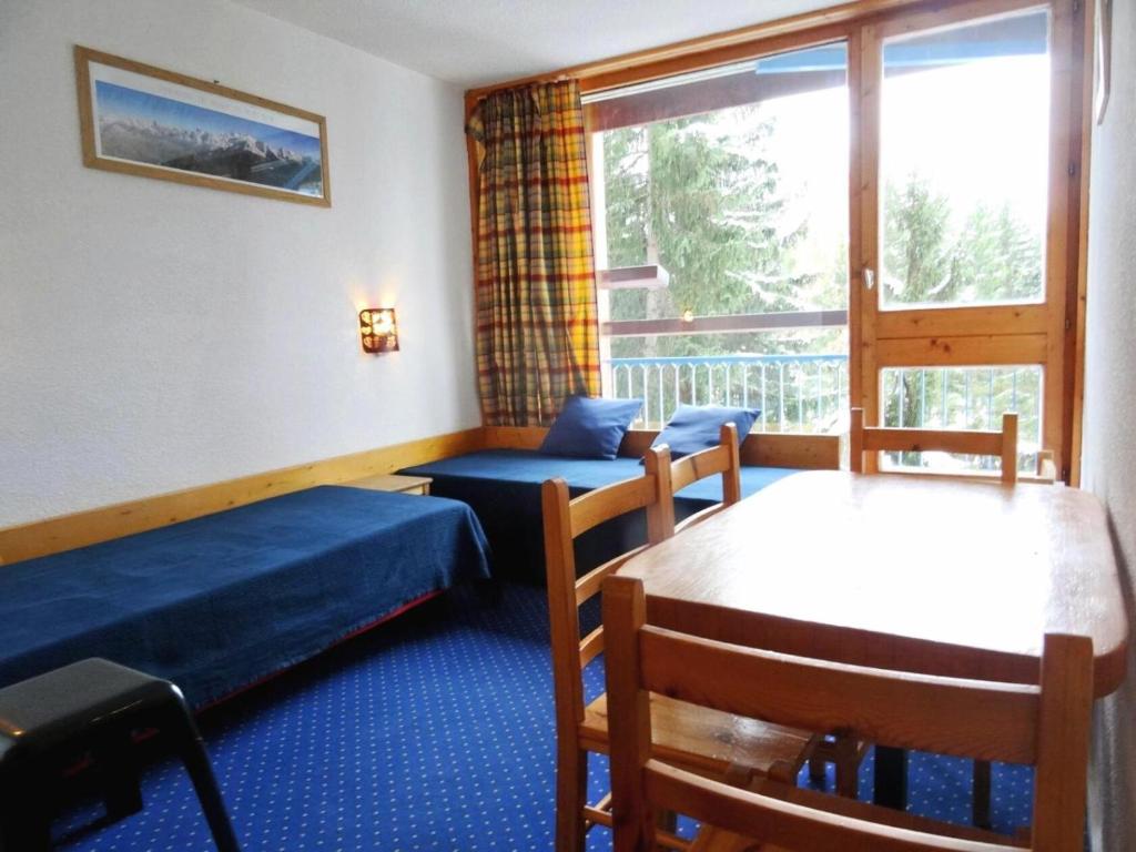 une chambre avec deux lits et une fenêtre dans l'établissement Résidence Belles Challes - Studio 4 personnes à Arc 1800 skis aux pieds et proche des commerces dans le village du Charvet MAE-2092, à Arc 1800