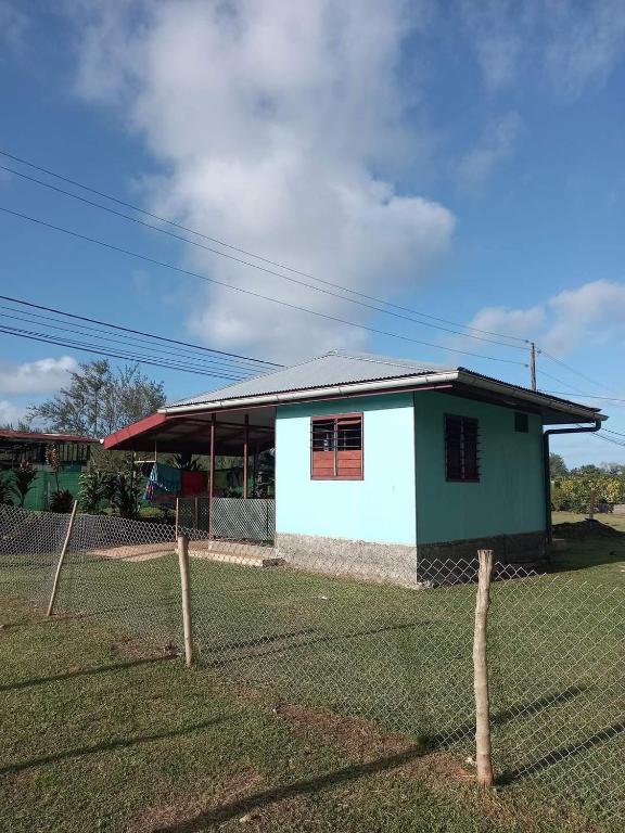 una pequeña casa detrás de una valla en un campo en Natura Lodge Huahine, en Puahua