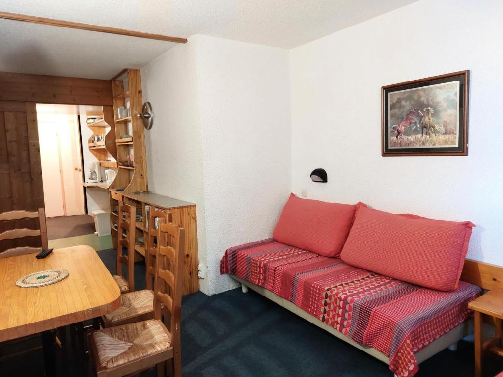 Cette petite chambre comprend un canapé et une table. dans l'établissement Résidence Belles Challes - Studio 4 personnes à Arc 1800 skis aux pieds et proche des commerces dans le village du Charvet MAE-2131, à Arc 1800