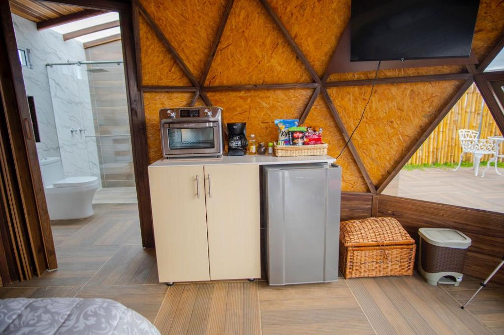 Camera con piccolo frigorifero e forno a microonde. di Glamping Monteverde San gil a San Gil