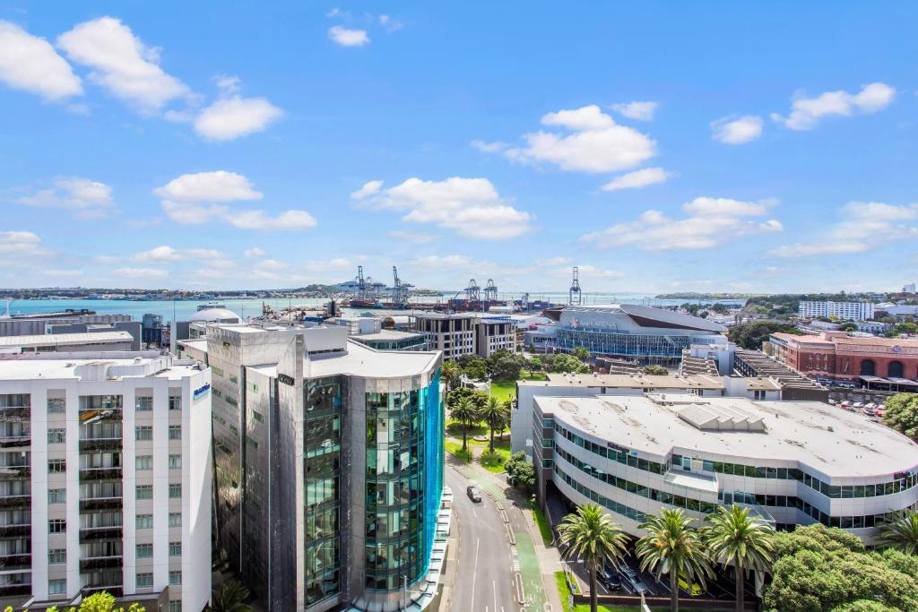 een luchtzicht op een stad met gebouwen bij Urban Horizon with sea views and pool in Auckland