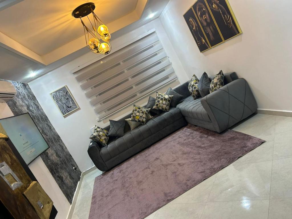 vista sul soffitto di un soggiorno con divano di le Lys apprt Oujda a Oujda