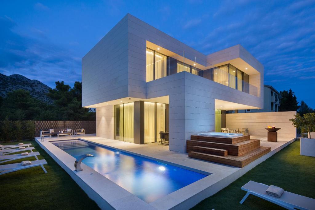 Bazén v ubytování 5-Star Villa Calma II with Heated Pool & Jacuzzi Oasis nebo v jeho okolí