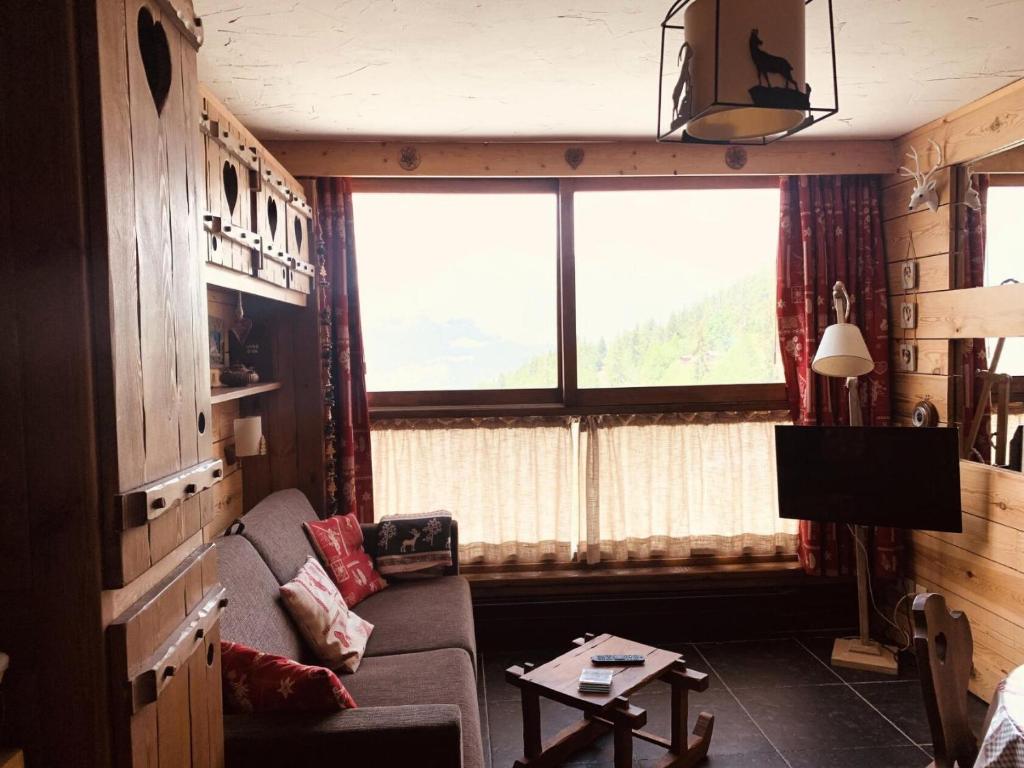 - un salon avec un canapé et une grande fenêtre dans l'établissement Résidence Les Charmettes - Studio pour 3 Personnes 51, à Arc 1600