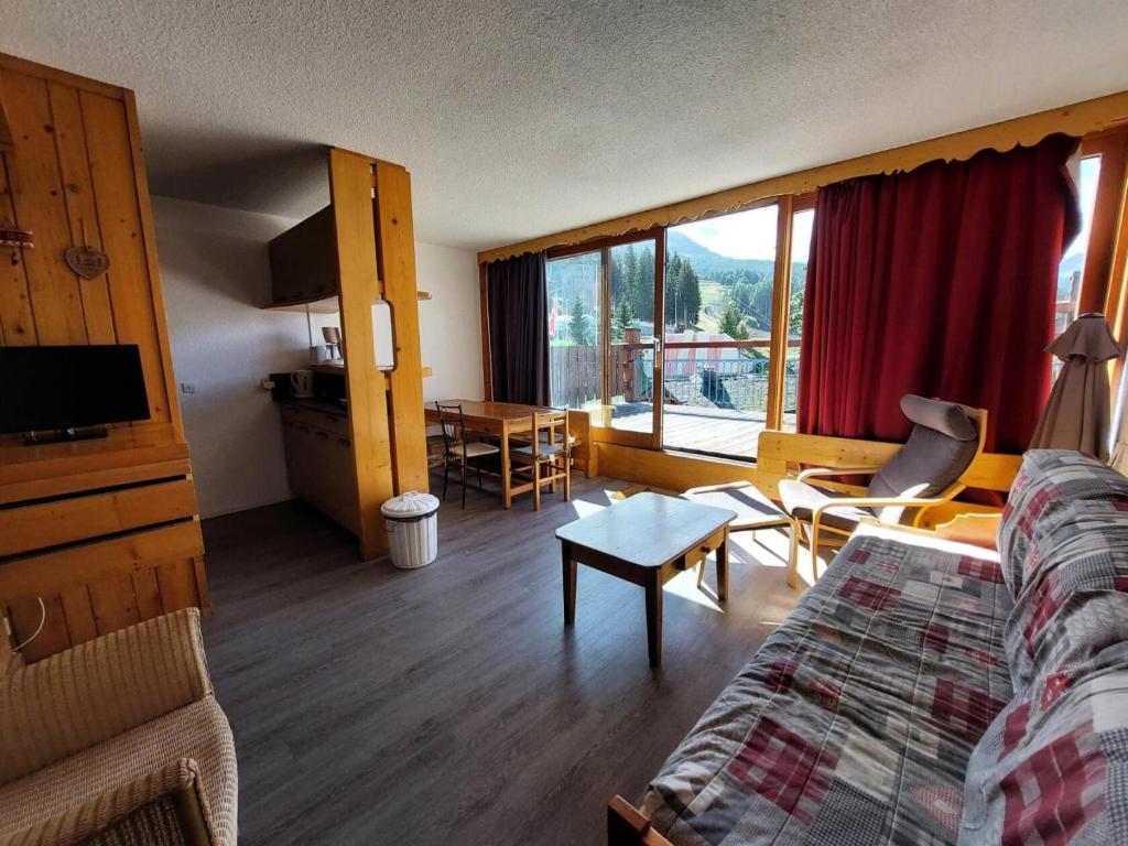 un salon avec un canapé et une table dans l'établissement Résidence Nova - Appartement 3 pièces 7 personnes, proche des pistes, des commerces, de la garderie et de l'ESF au centre de la station d’Arc 180 MAE-2174, à Arc 1800