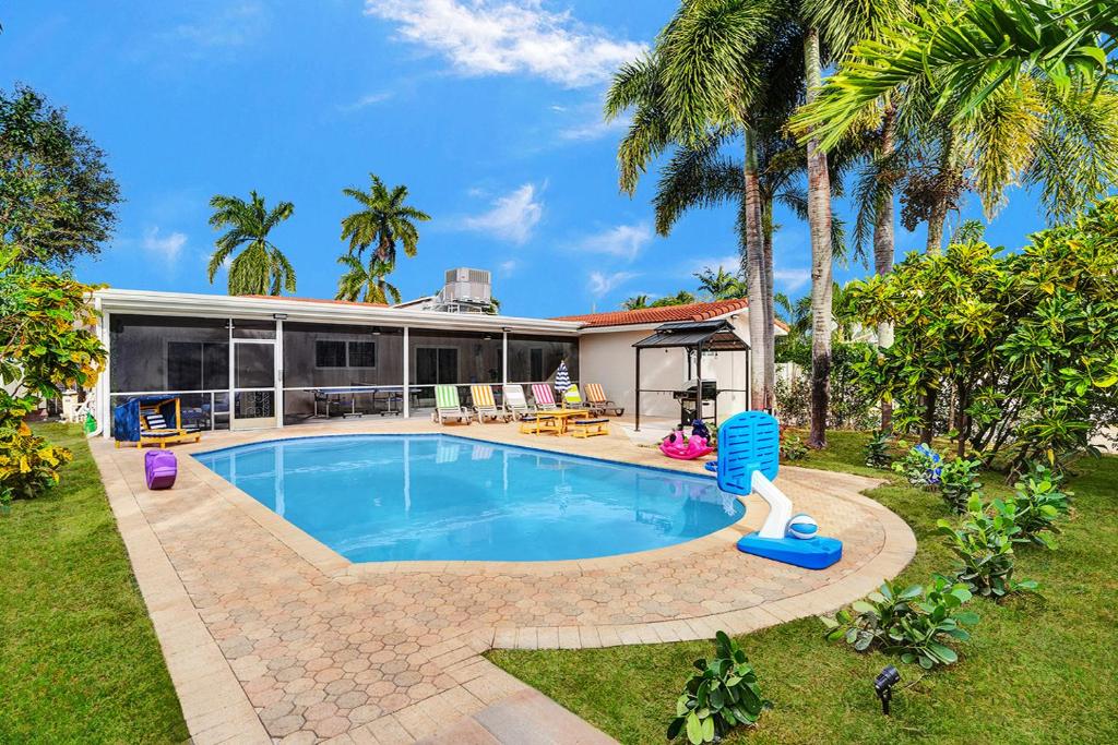 Πισίνα στο ή κοντά στο Sensational 5BR Villa Heated Pool near Hard Rock