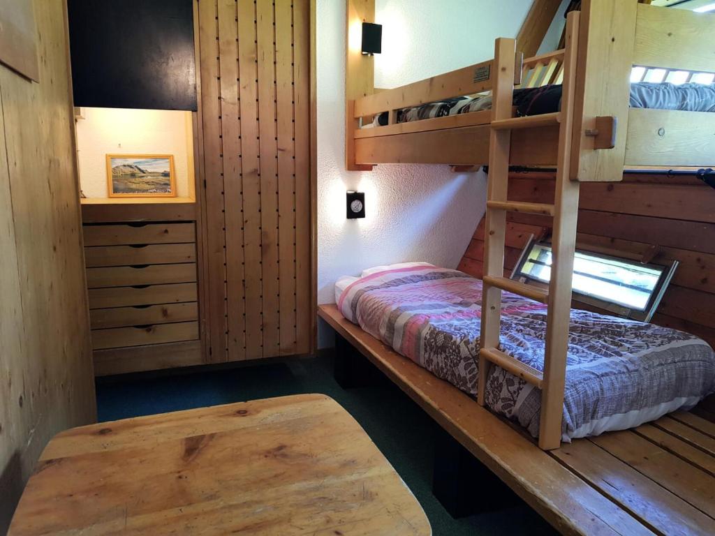 - une chambre avec 2 lits superposés et une table dans l'établissement Résidence Cascade - Studio pour 2 Personnes 62, à Arc 1600