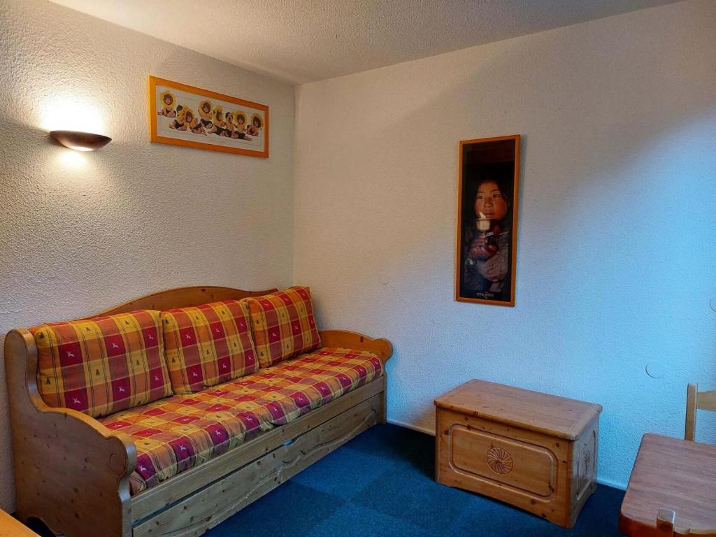 a living room with a couch in a room at Résidence Nova - Studio pour 2 personnes, au coeur de la station d'Arc 1800 dans le village des Villards MAE-2221 in Arc 1800