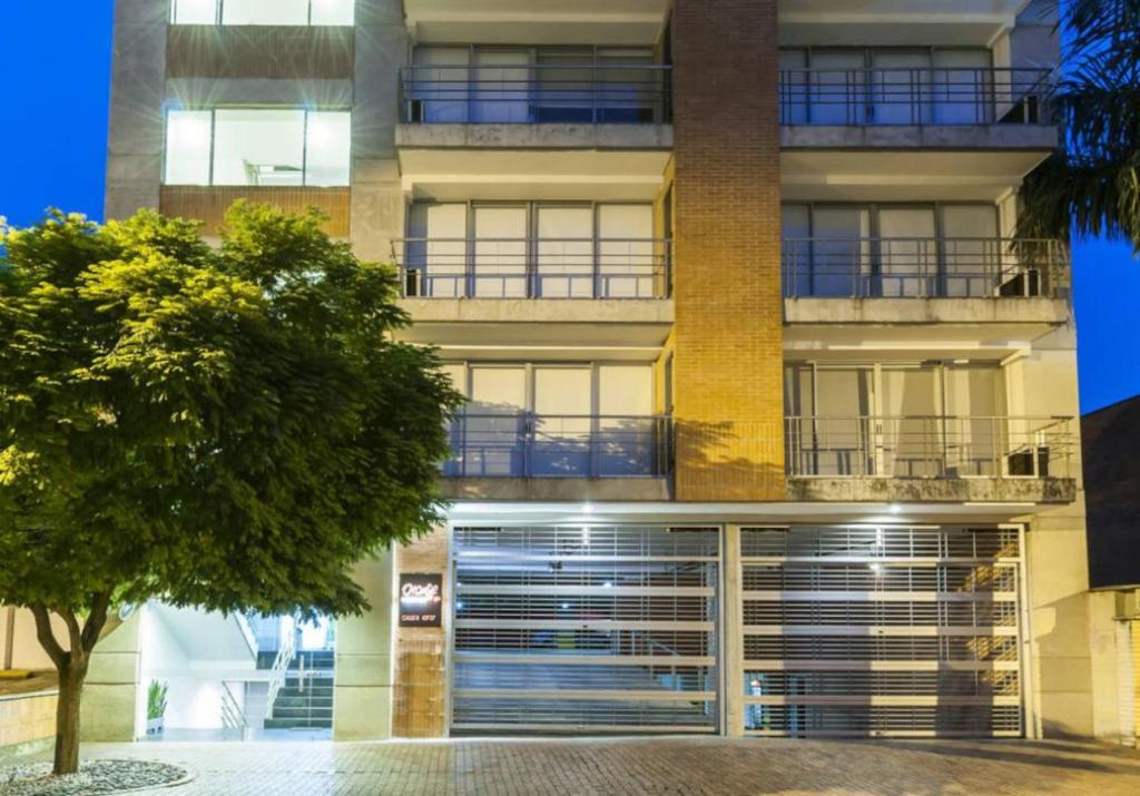 un condominio con una grande porta da garage in vetro di Orange Suites by Vibra Bonita a Medellín