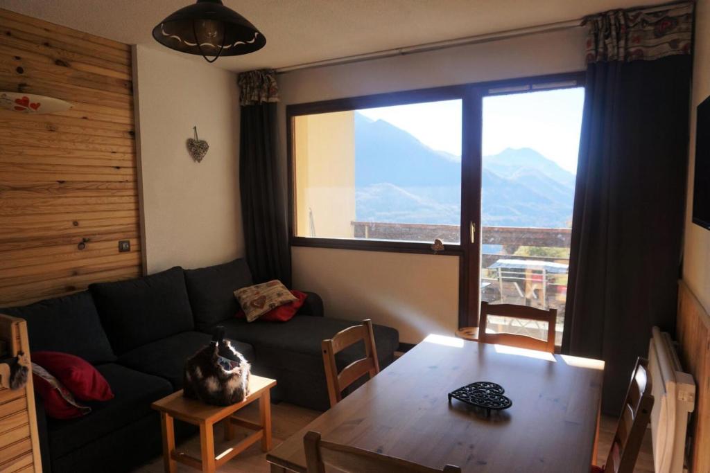 un salon avec un canapé et une table dans l'établissement Résidence Plein Soleil Ii - studio cabine 4 personnes MAE-2800, à Orcières