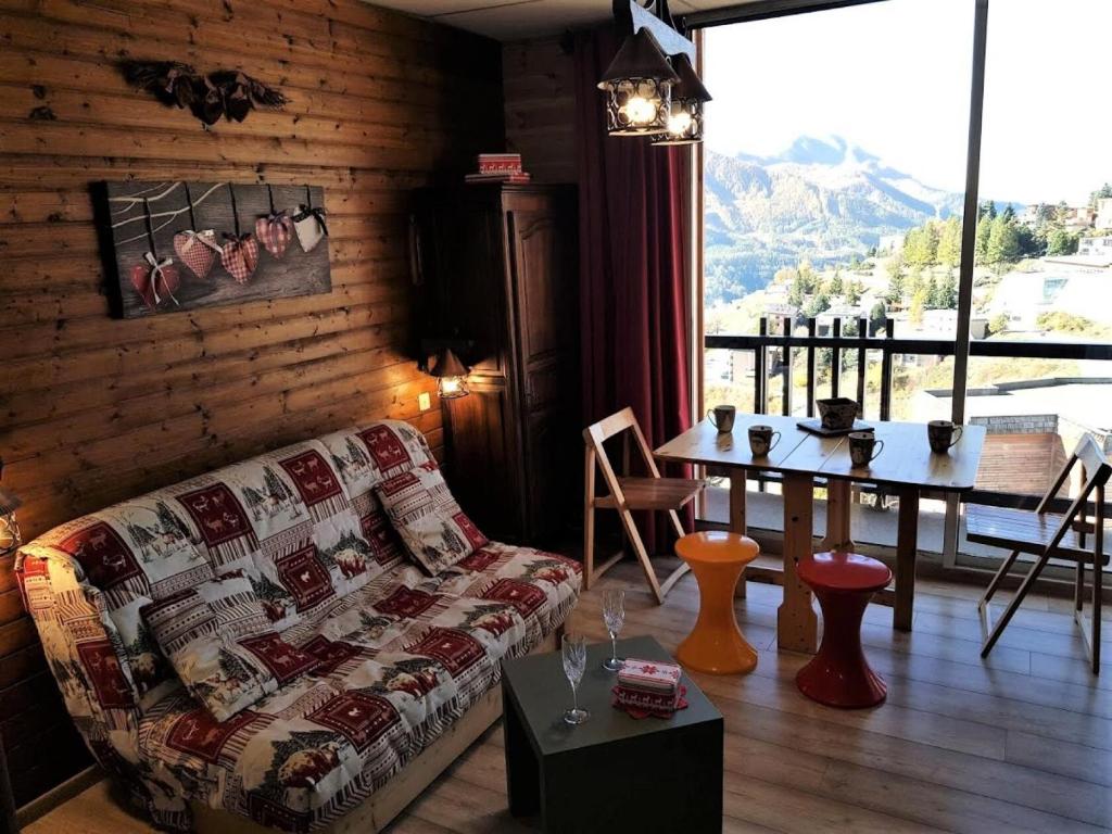 un salon avec un canapé et une table dans l'établissement Résidence Vallonpierre A - Studio cabine 4 personnes MAE-2818, à Orcières