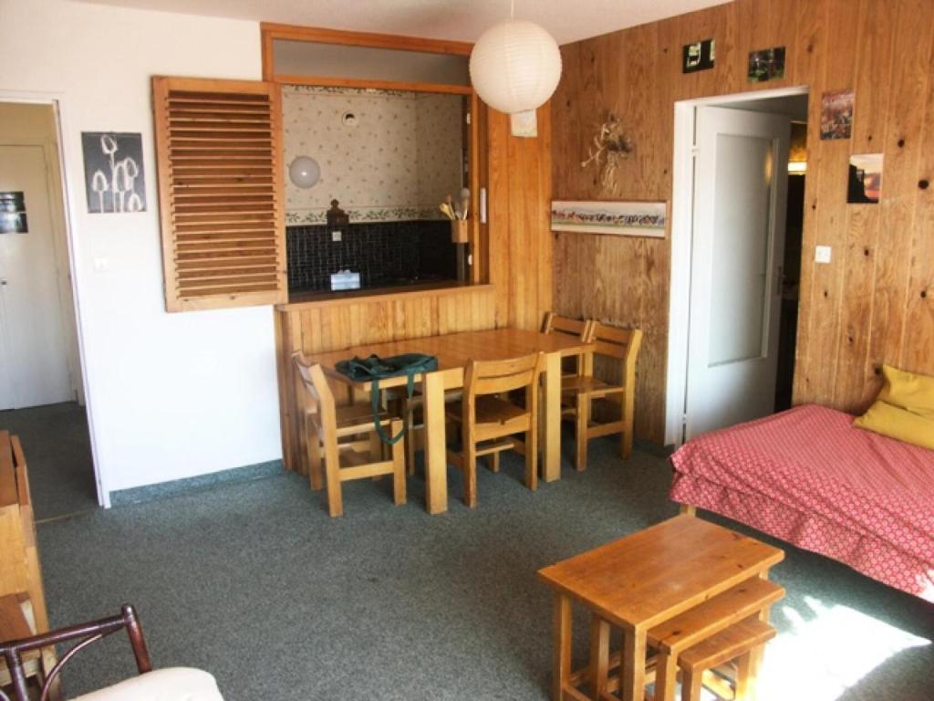une cuisine et une salle à manger avec une table et des chaises dans l'établissement Résidence Roches Rousses A - 2 pièces 6 personnes MAE-2845, à Orcières