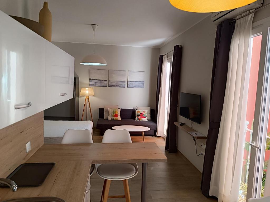 A television and/or entertainment centre at Apartamentos turísticos CASA de los BALCONES