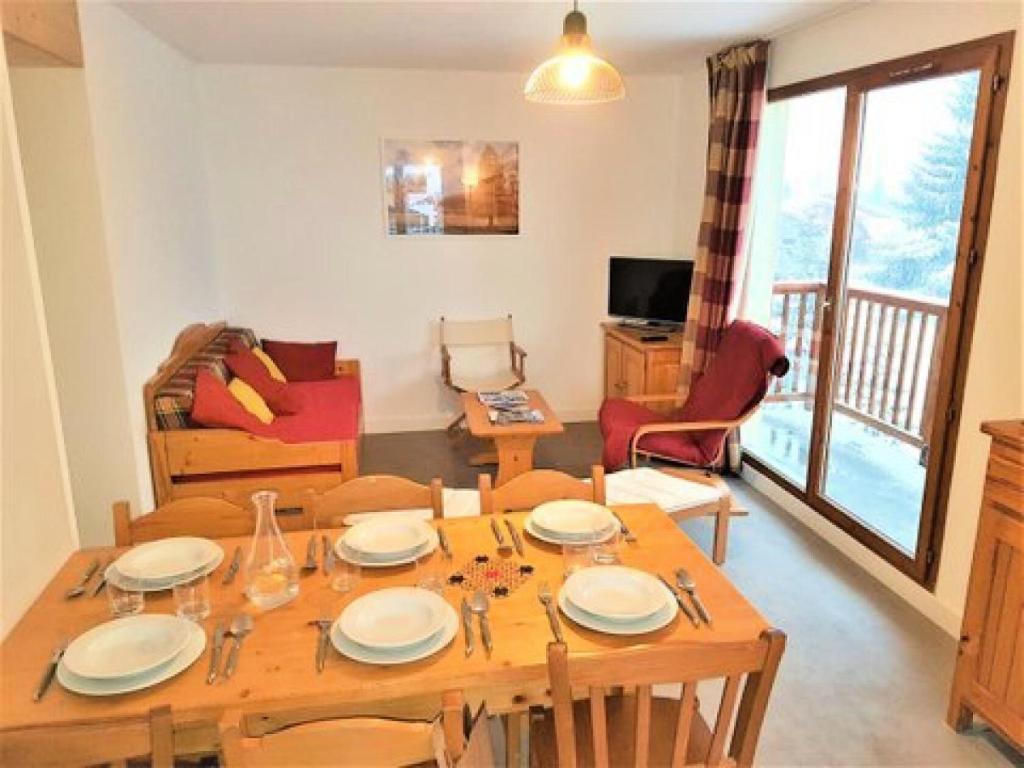 un salon avec une table et une salle à manger dans l'établissement Les Chalets D'arrondaz - Vue exceptionnelle 3 pièces 4/6 personnes MAE-2938, à Modane