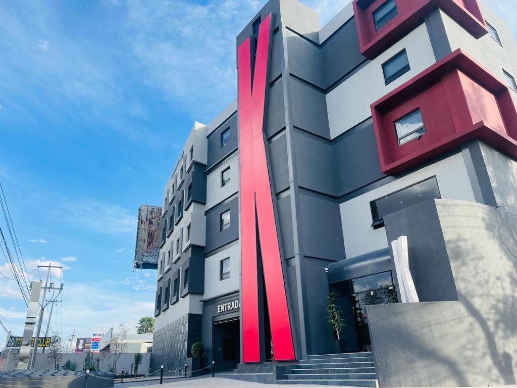 een gebouw met een rood en zwart bij KHotel in León