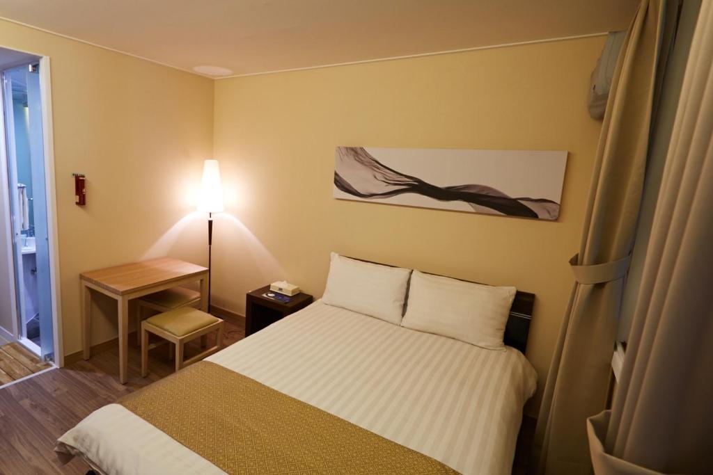 Säng eller sängar i ett rum på Uljiro Coop Residence Dongdaemun