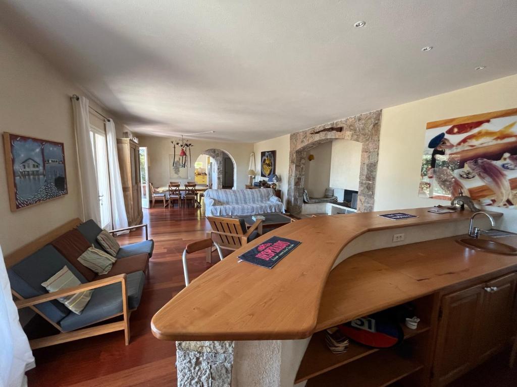 una cucina e un soggiorno con ripiano in legno di Maison En Pierre Corse Vue Mer a Sari Solenzara