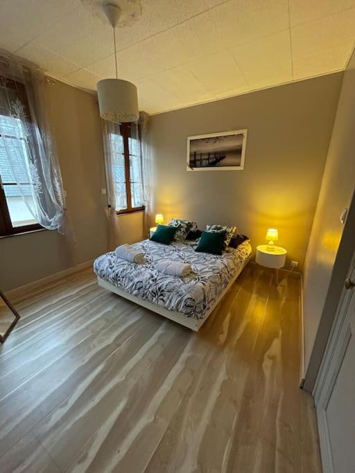 une chambre avec un lit dans le coin d'une pièce dans l'établissement LE ZEPHYR maison de pecheur Etretat, à Étretat