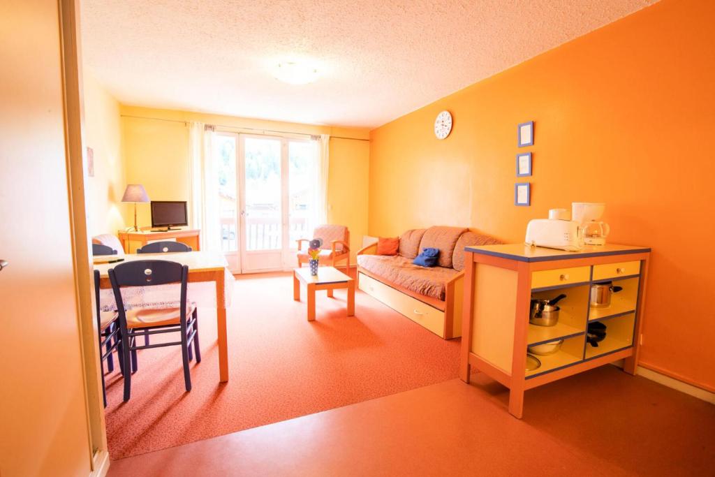 un salon avec un canapé et une table dans l'établissement Résidence Le Pra - LE PRA - PR13CO MAE-3057, à Villarodin-Bourget