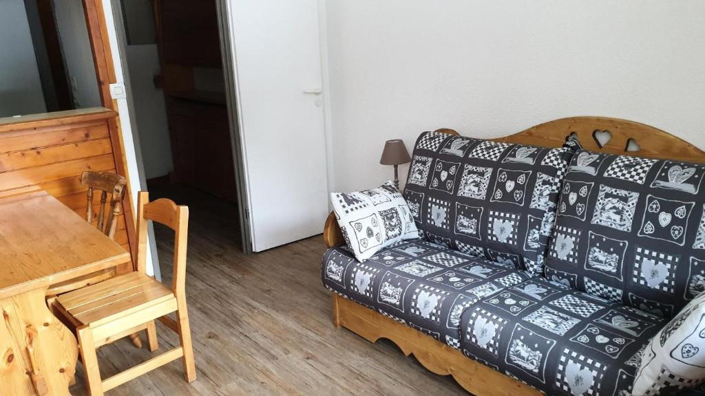 un salon avec un canapé et une table dans l'établissement Résidence Thabor A - THABOR A - THAA25 MAE-3092, à Modane