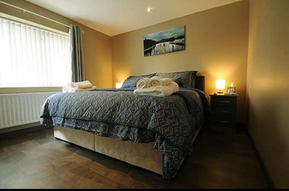 1 dormitorio con 1 cama con toallas en Central House, en Shillelagh