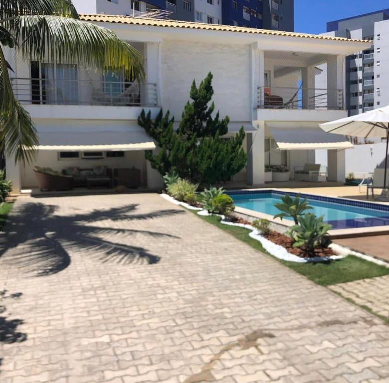 een achtertuin met een zwembad en een huis bij Casa Villas in Lauro de Freitas